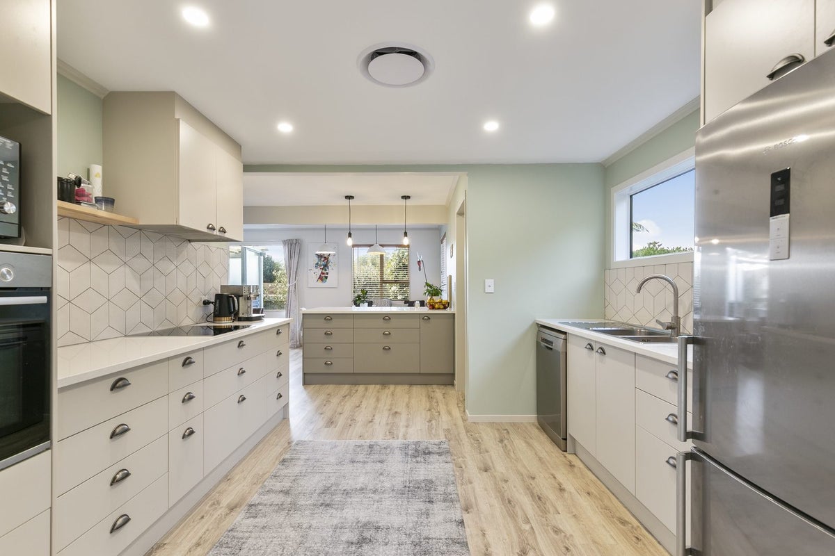 3 Westra View, Tawa, Wellington - Carousel 1