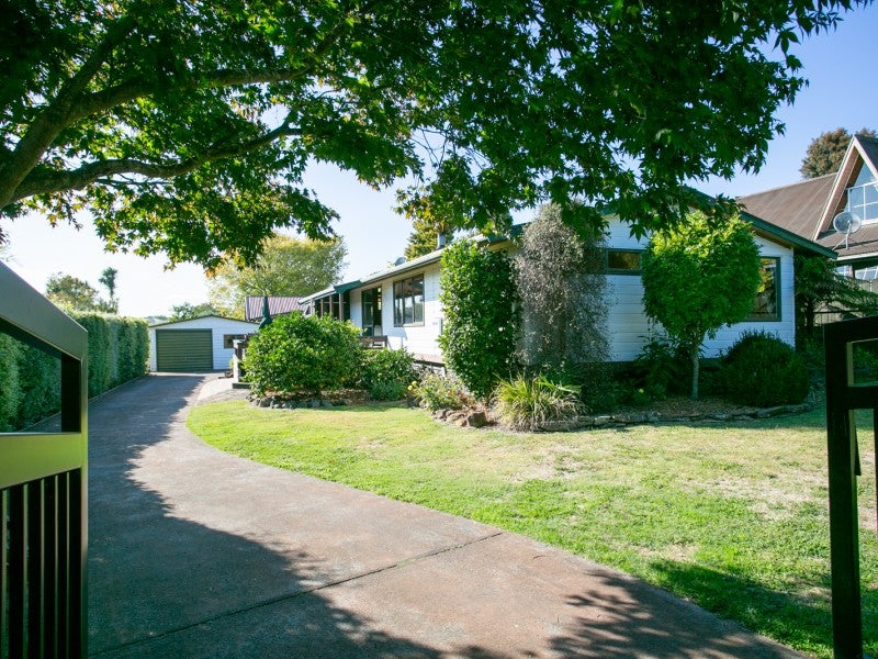 20 Fairburn Place, Leamington, Cambridge - Carousel 1