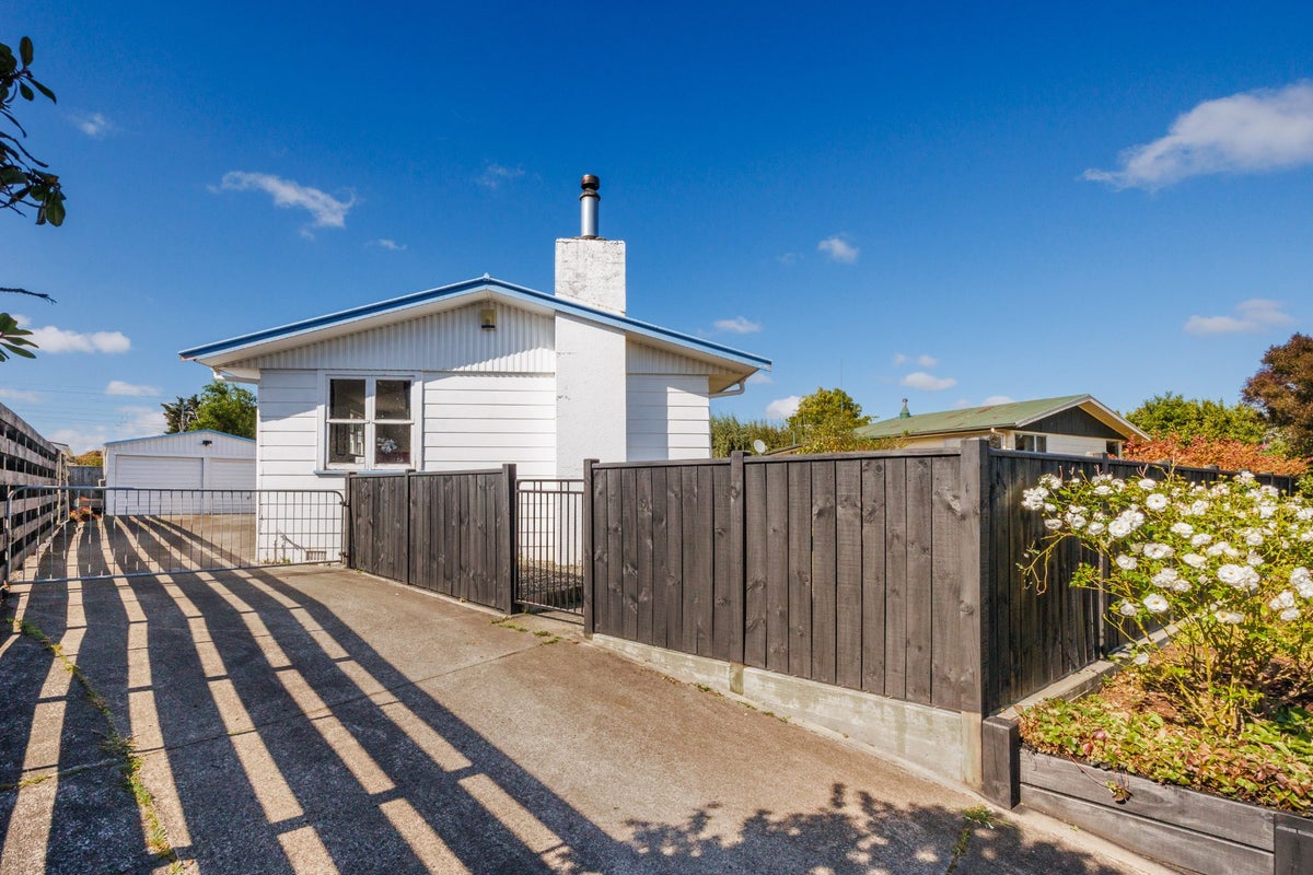 20 Pinedale Parade, Milson, Palmerston North - Carousel 1