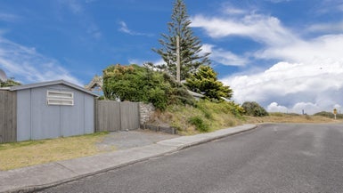 32 The Avenue, Otaki Beach, Otaki - Carousel 1