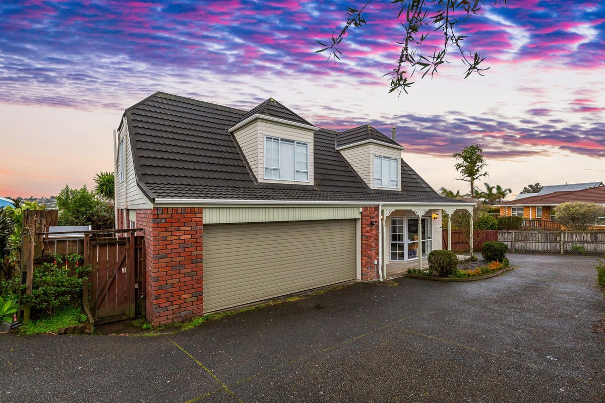 2/16 Fernbird Place, Massey, Auckland - Carousel 1