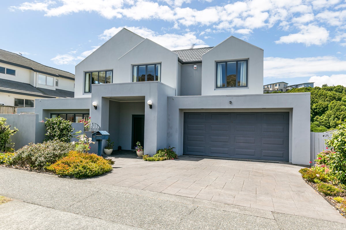 32 Amesbury Drive, Churton Park, Wellington - Carousel 1