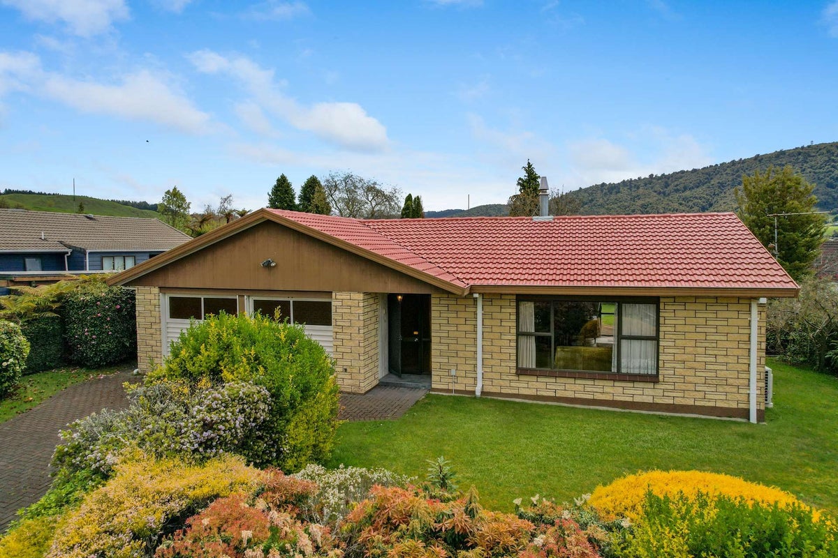 10 Hodgkins Street, Pukehangi, Rotorua - Carousel 1