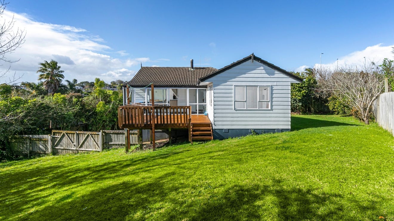 11 Landsdale Place, Massey, Auckland - Carousel 1