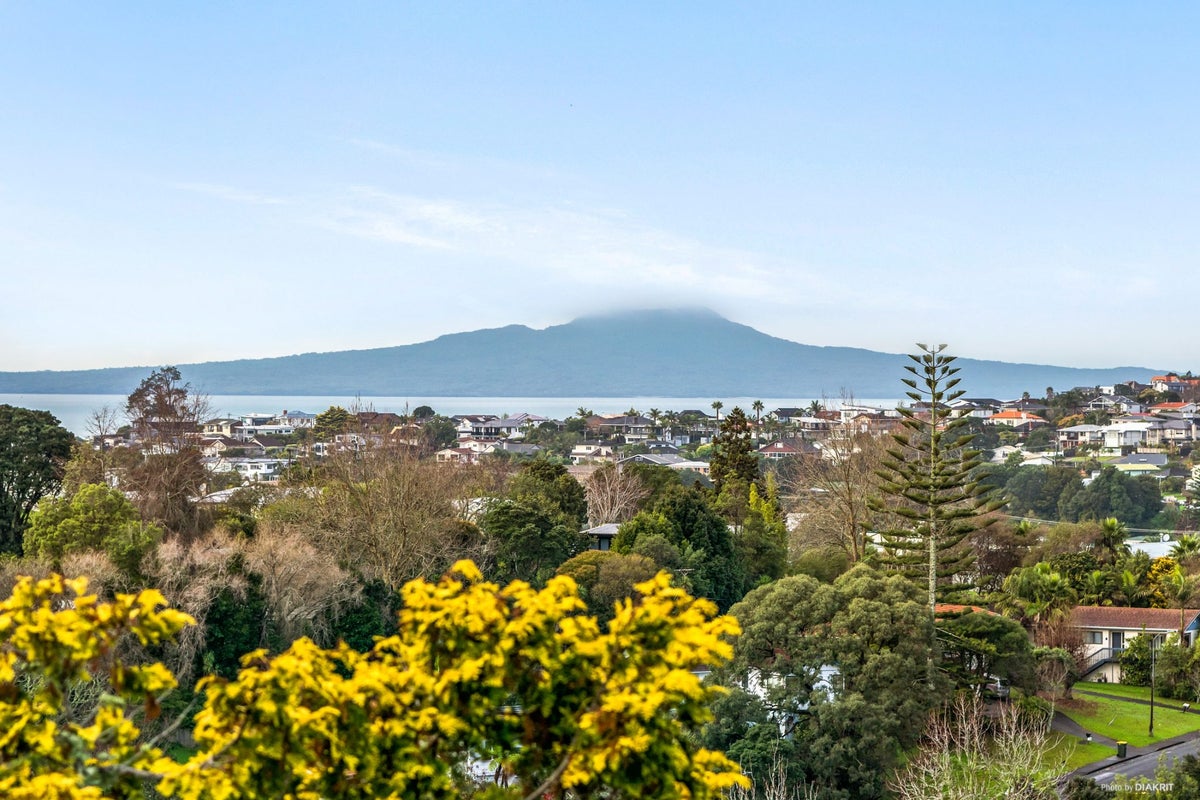 16 Limmer Place, Browns Bay, Auckland - Carousel 2