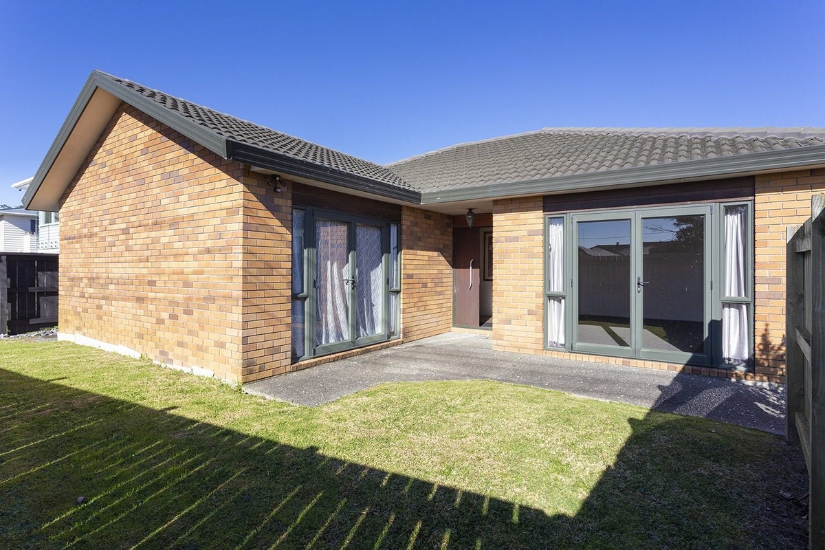 4 Cliff View Drive, Green Bay, Auckland - Carousel 2