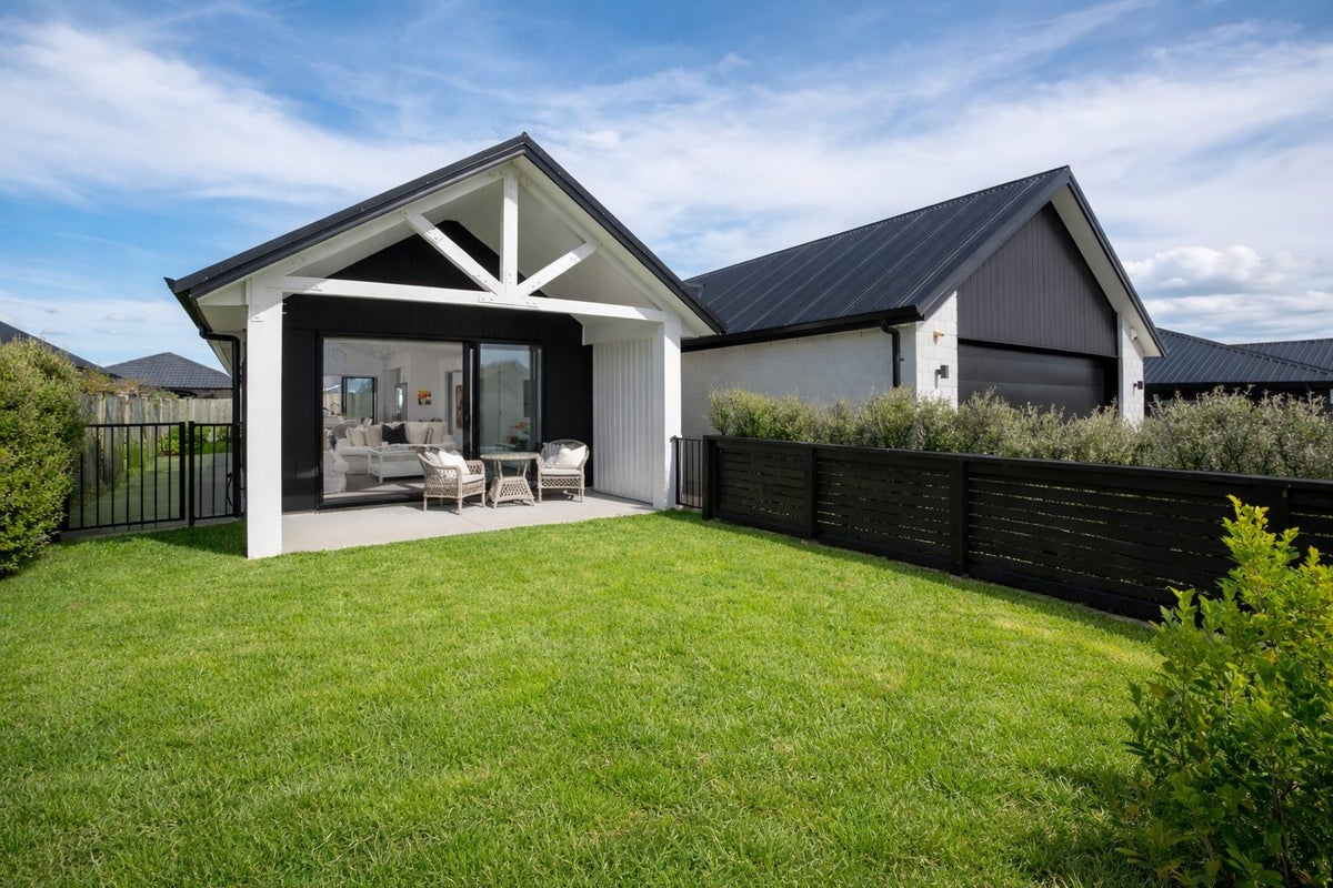 2 Mida Close, Papamoa Beach, Papamoa - Carousel 1
