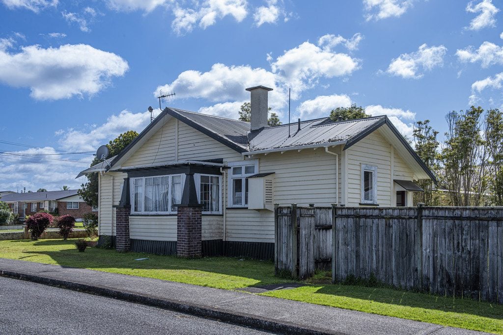 11 Dinniss Avenue, Regent, Whangarei - Carousel 1