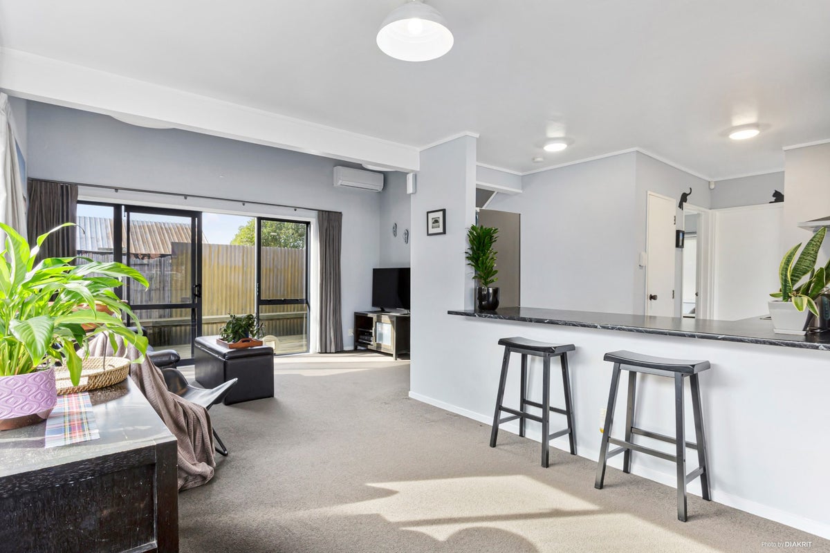 2/5A Himikera Avenue, Avondale, Auckland - Carousel 1