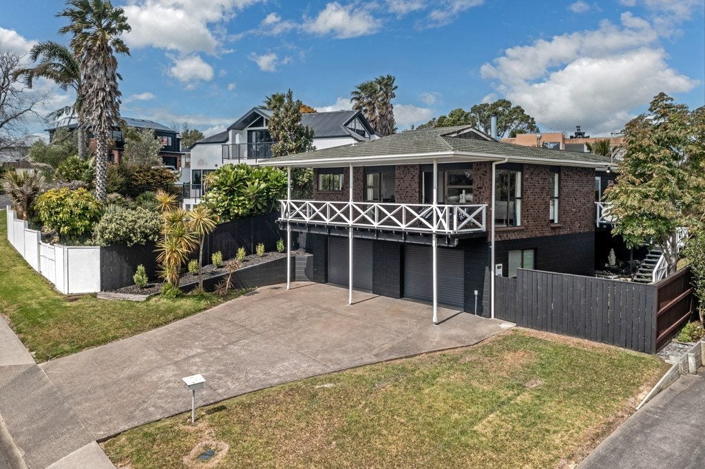 10 Mayall Avenue, Beach Haven, Auckland - Carousel 2