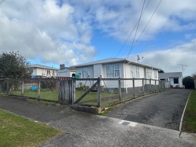 57 Banks Street, Marfell, New Plymouth - Carousel 1