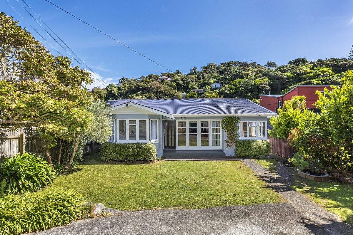 49 Cluny Road, Plimmerton, Porirua - Carousel 1