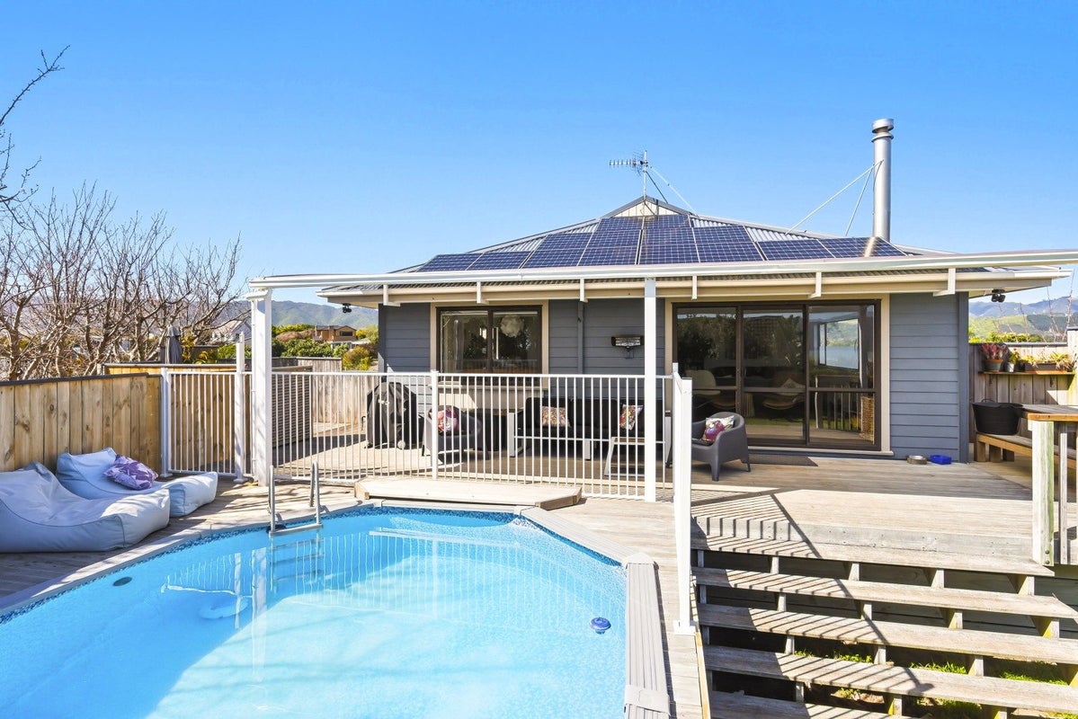42 Hicks Crescent, Waikanae Beach, Waikanae - Carousel 1