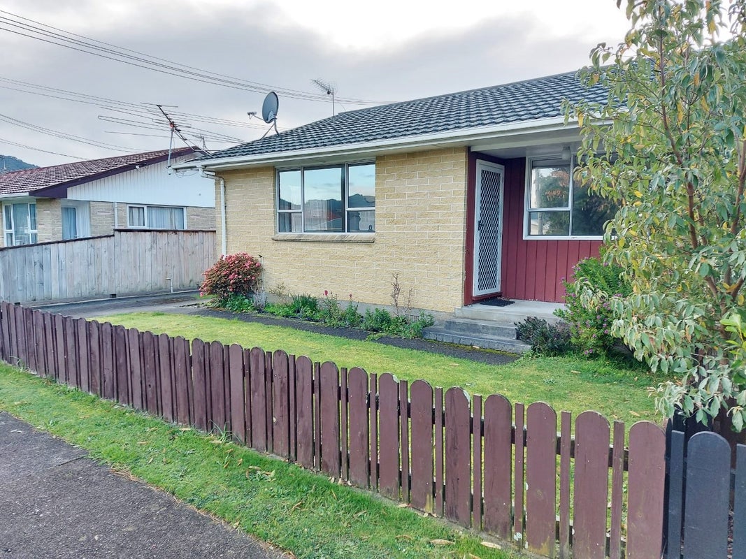 1/4 HAY ST, CENTRAL, UPPER HUTT - Carousel 2