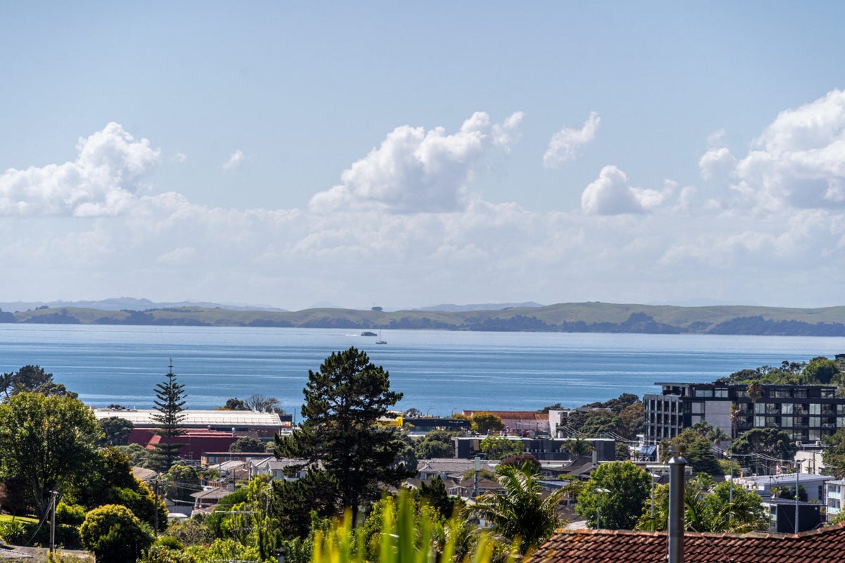 20 Robin Lane, Browns Bay, Auckland - Carousel 2
