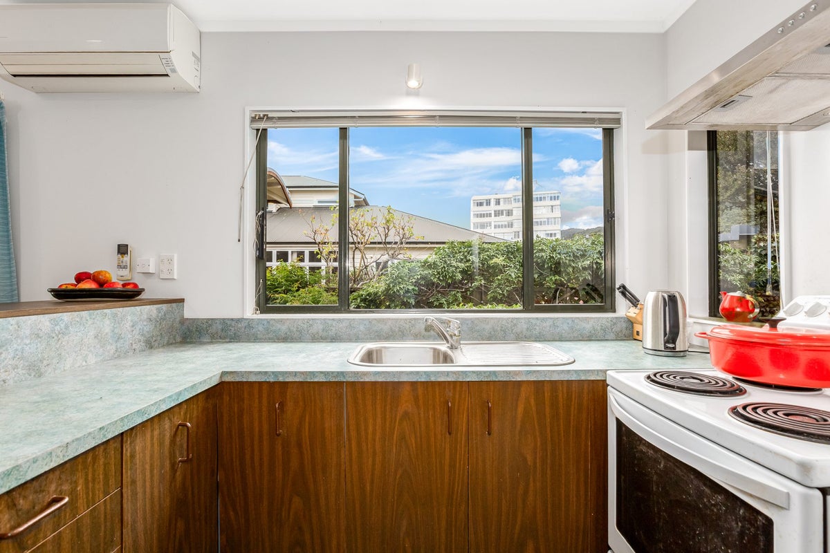 105 Marine Parade, Eastbourne, Lower Hutt - Carousel 2
