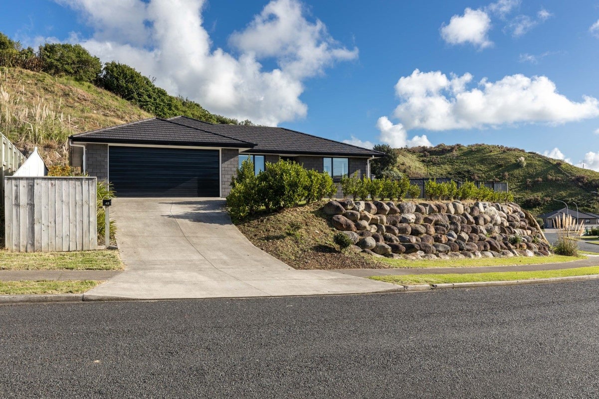 43 Magnolia Drive, Westown, New Plymouth - Carousel 1