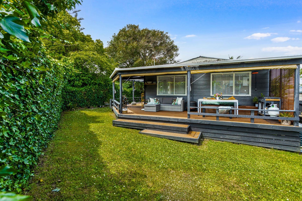 21 Riserra Drive, Ranui, Auckland - Carousel 1