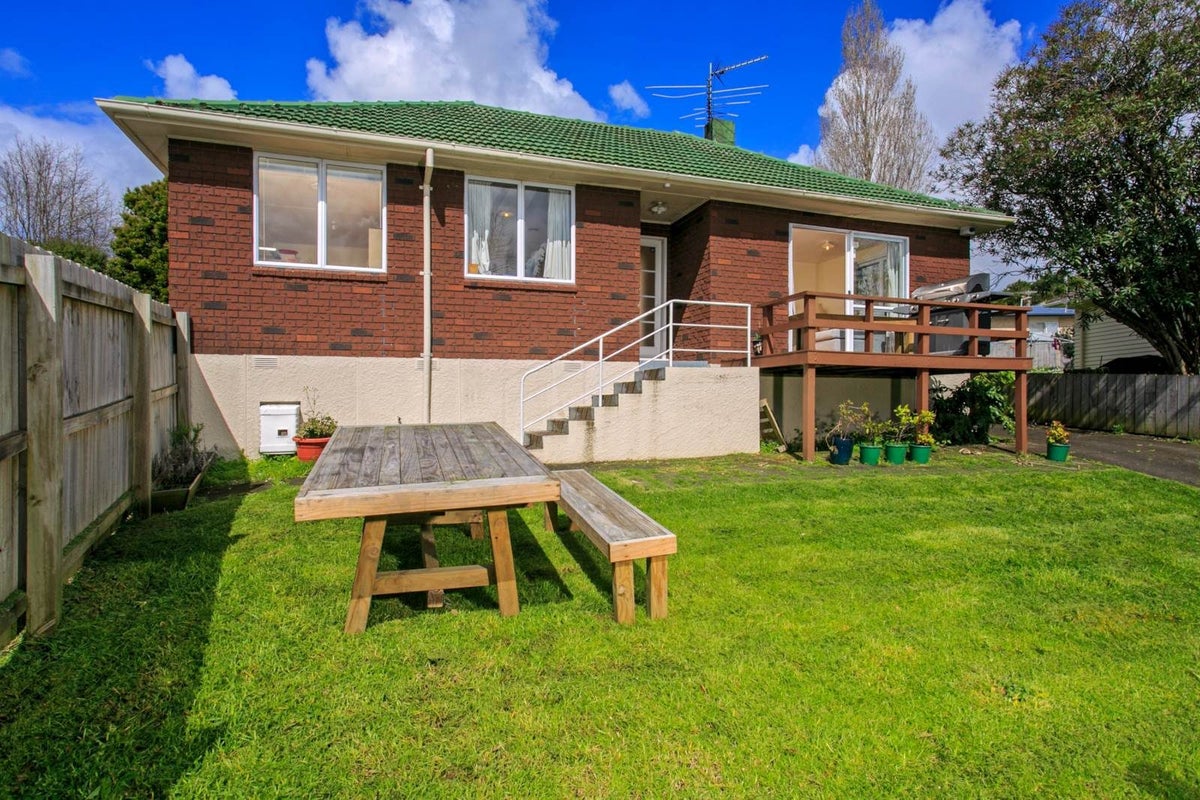 10 Greenslade Crescent, Northcote, Auckland - Carousel 1