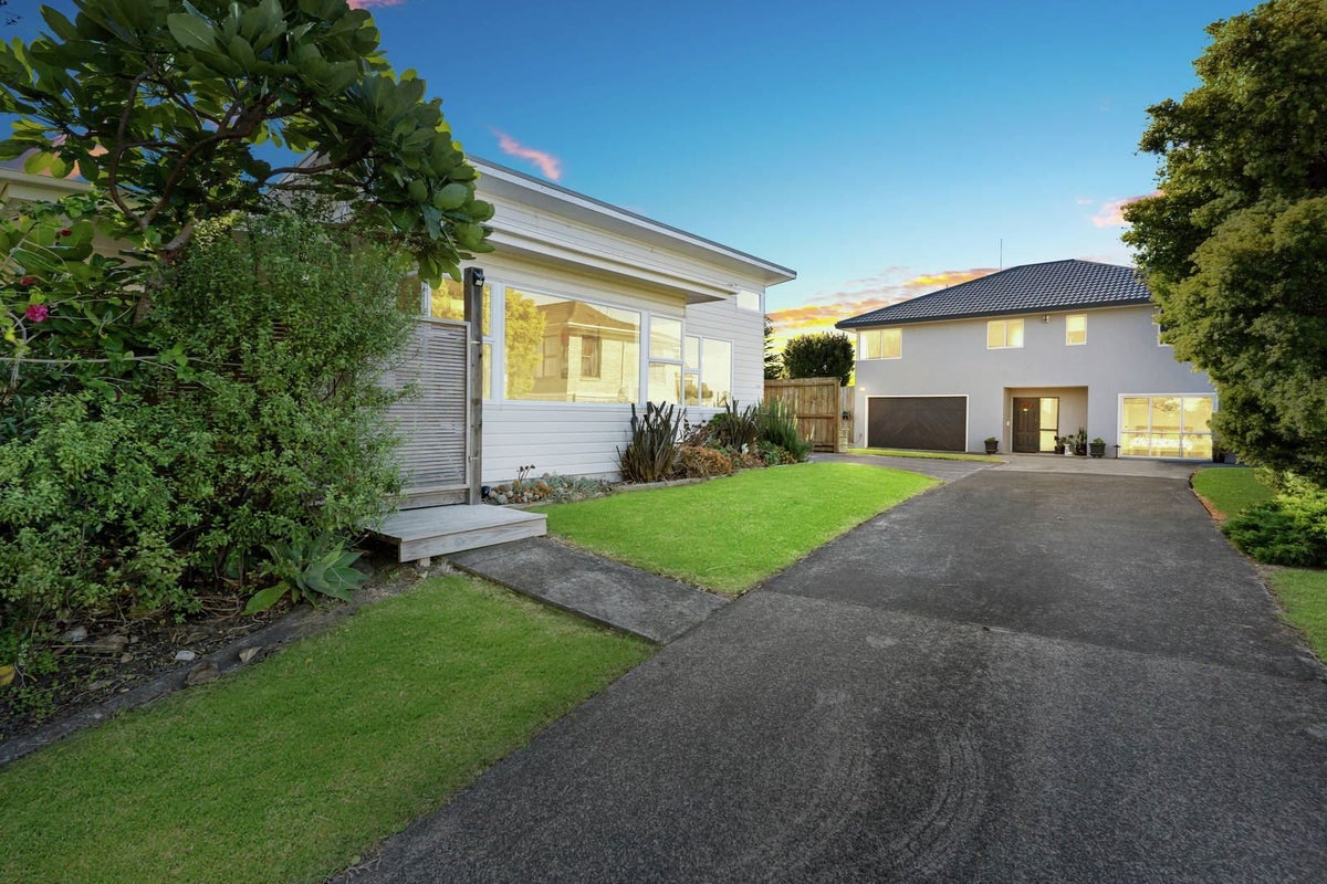 11 Karaka Road, Beachlands, Auckland - Carousel 1