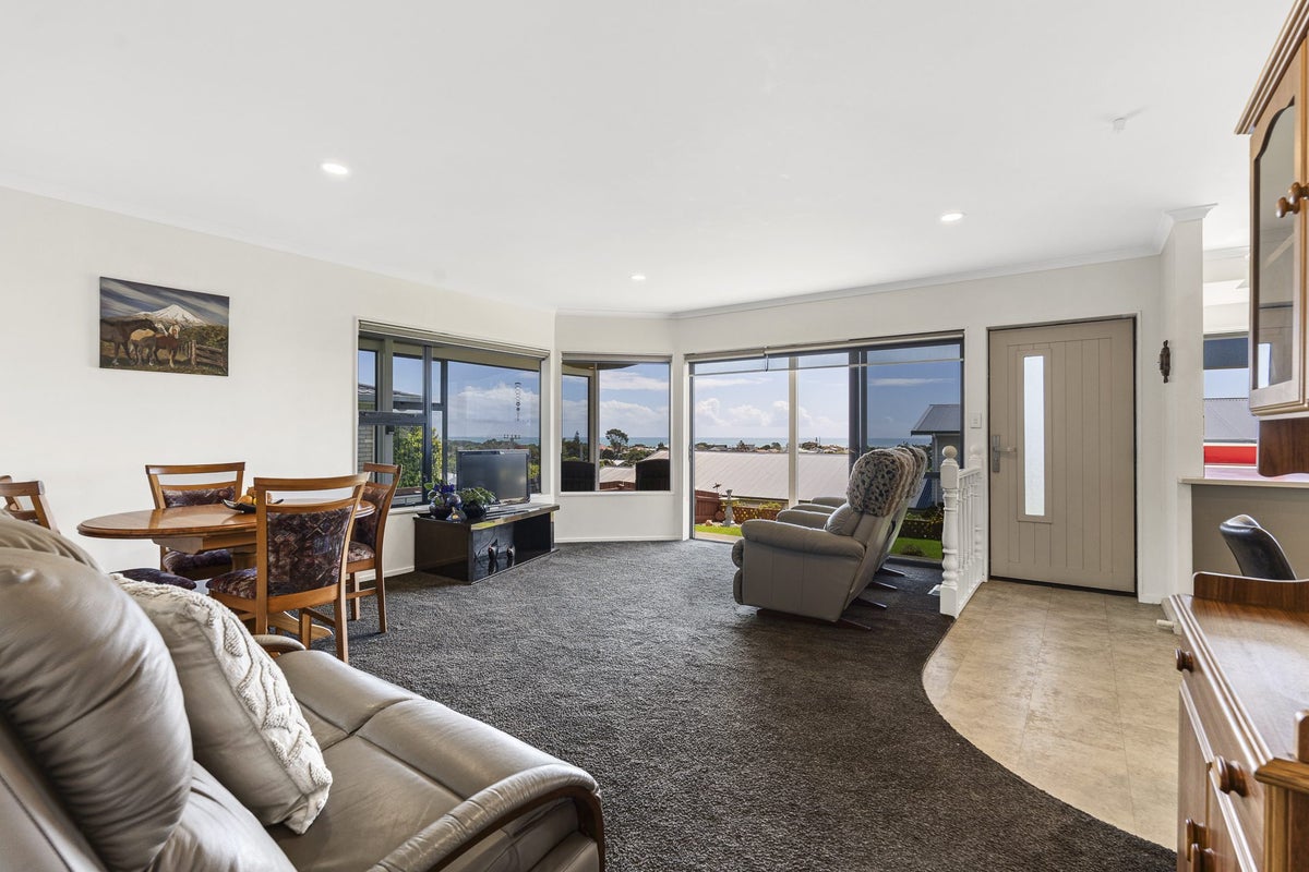 45D Paynters Avenue, Strandon, New Plymouth - Carousel 2