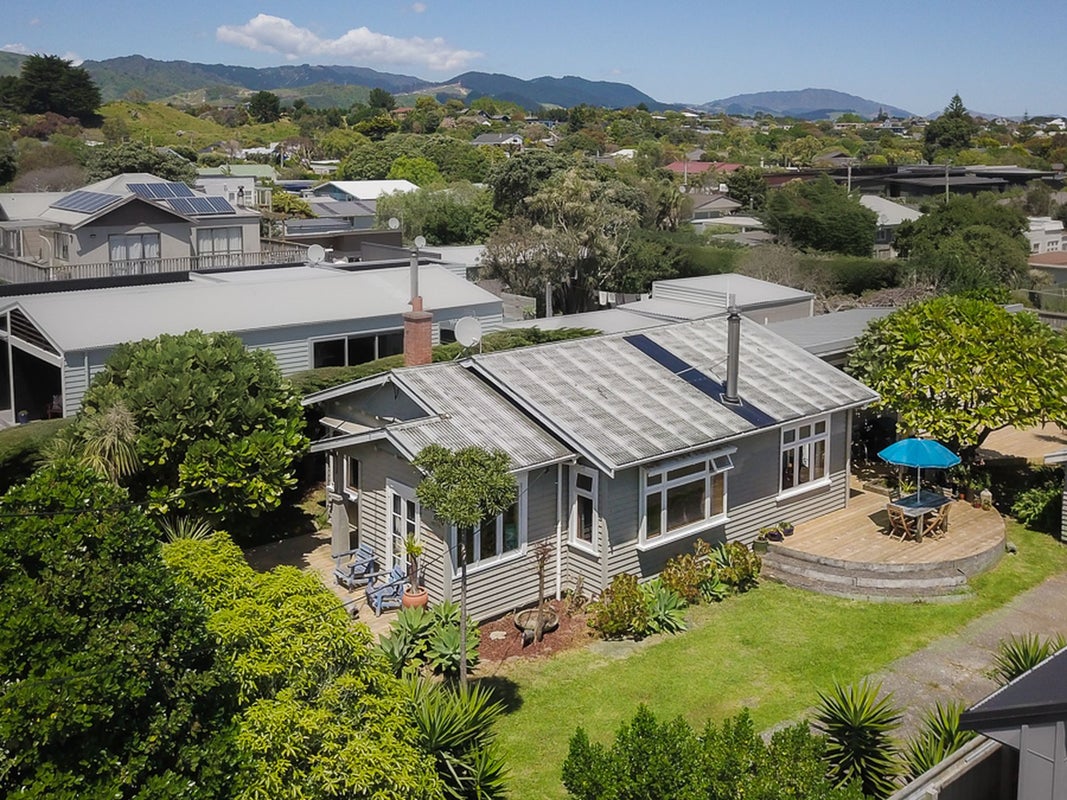 20 Rauparaha Street, Waikanae Beach, Waikanae - Carousel 2