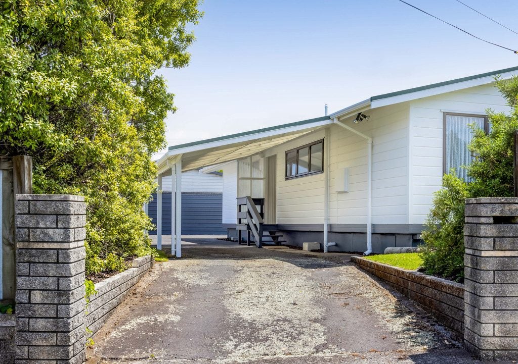 23 Rospeath Crescent, Spotswood, New Plymouth - Carousel 1