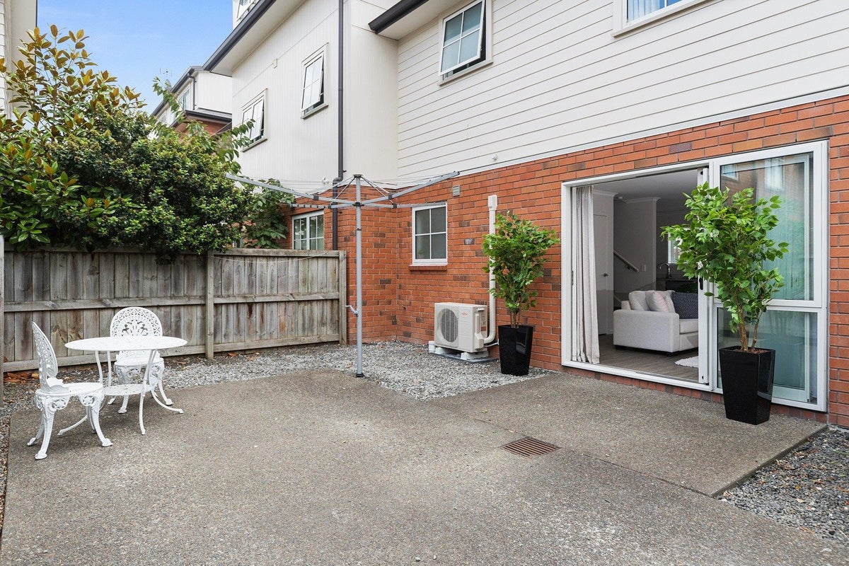 30 Chiefs Court, Hamilton East, Hamilton - Carousel 2