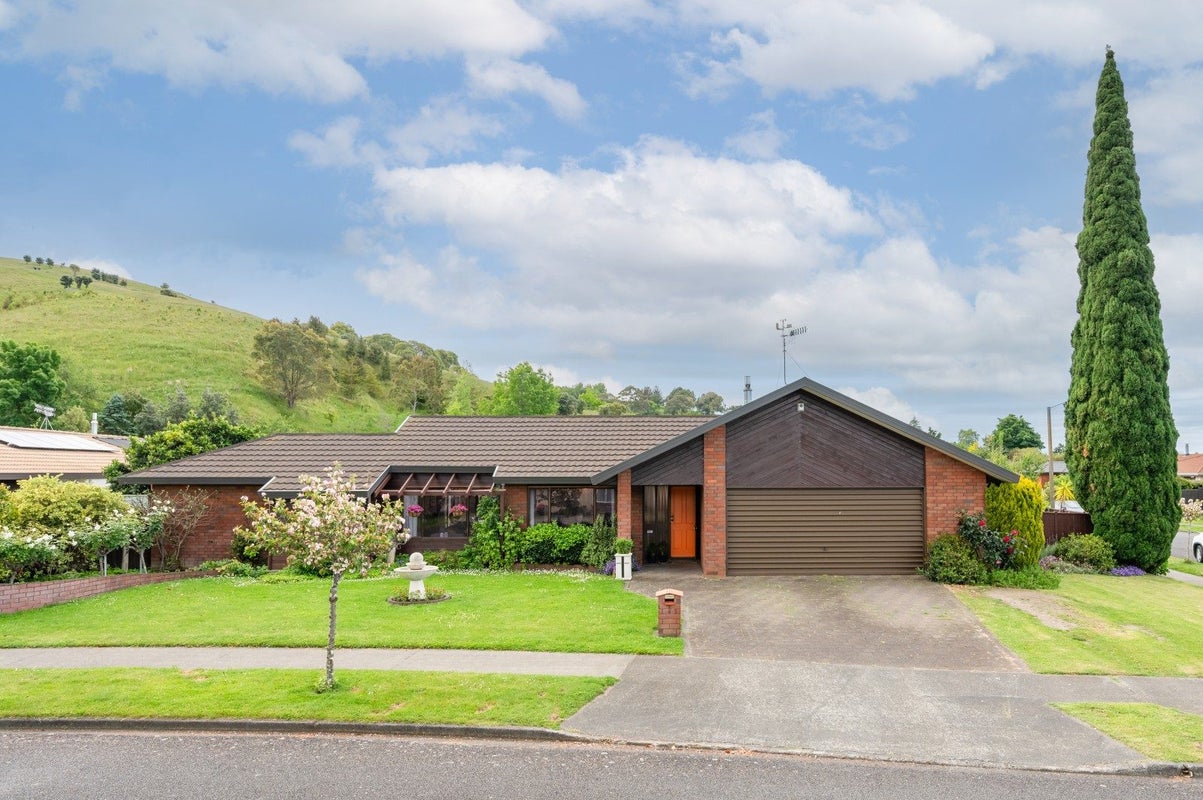 2 Webb Place, Taradale, Napier - Carousel 1