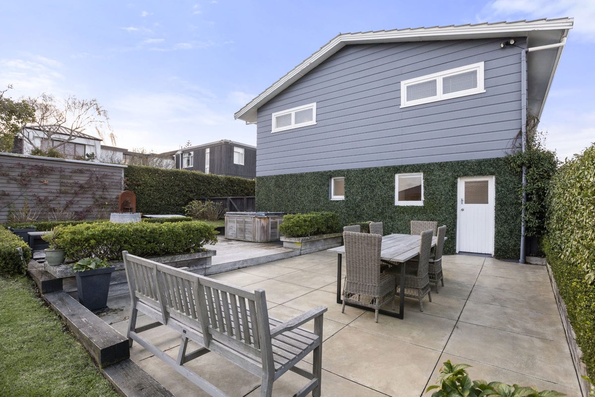 84 Marine Parade, Mellons Bay, Auckland - Carousel 2