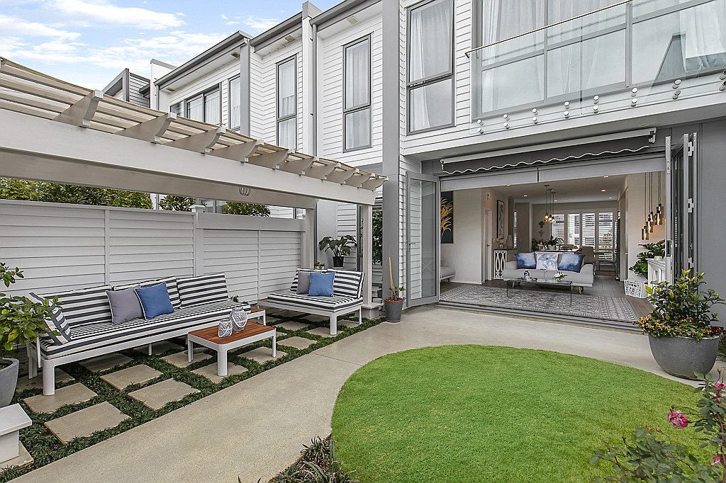 186 Seventh View Avenue, Beachlands, Auckland - Carousel 1
