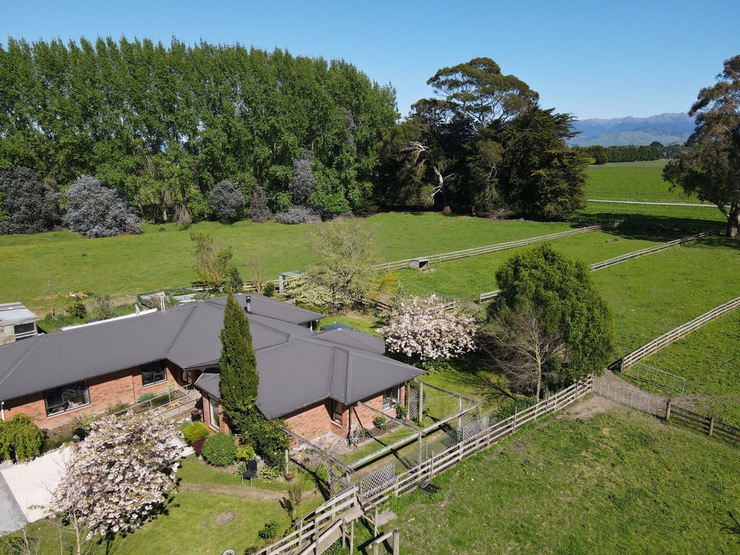 181C Willow Park Drive, Masterton - Carousel 1