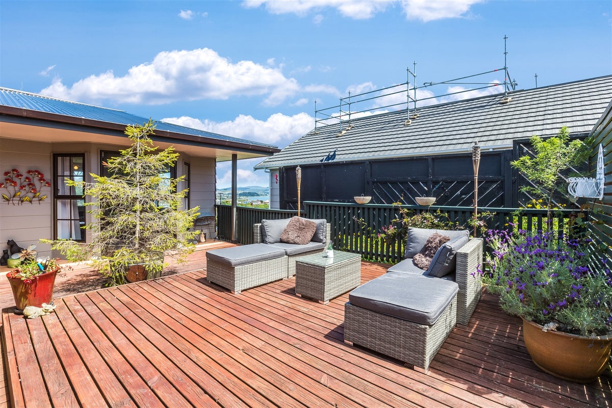 8 Bodmin Terrace, Camborne, Porirua - Carousel 1