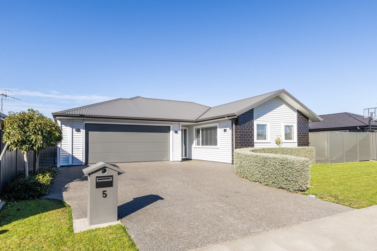 5 McKay Close, Frimley, Hastings - Carousel 1