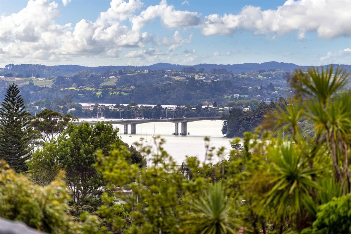 8A Aeroview Drive, Beach Haven, Auckland - Carousel 2