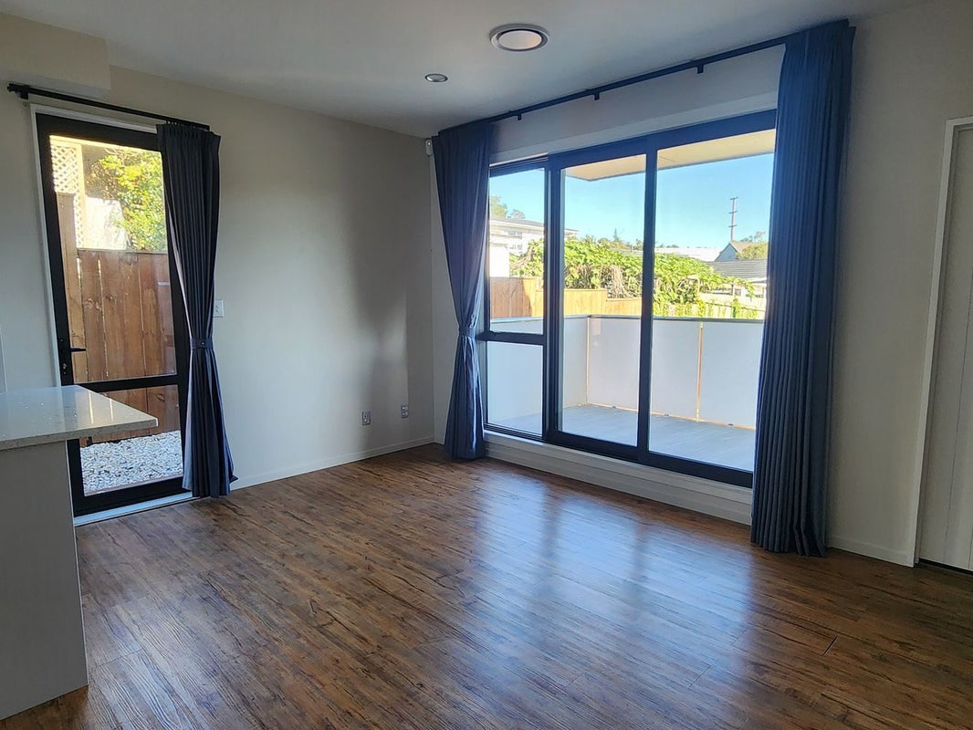 22F Totaravale Drive, Totara Vale, Auckland - Carousel 2
