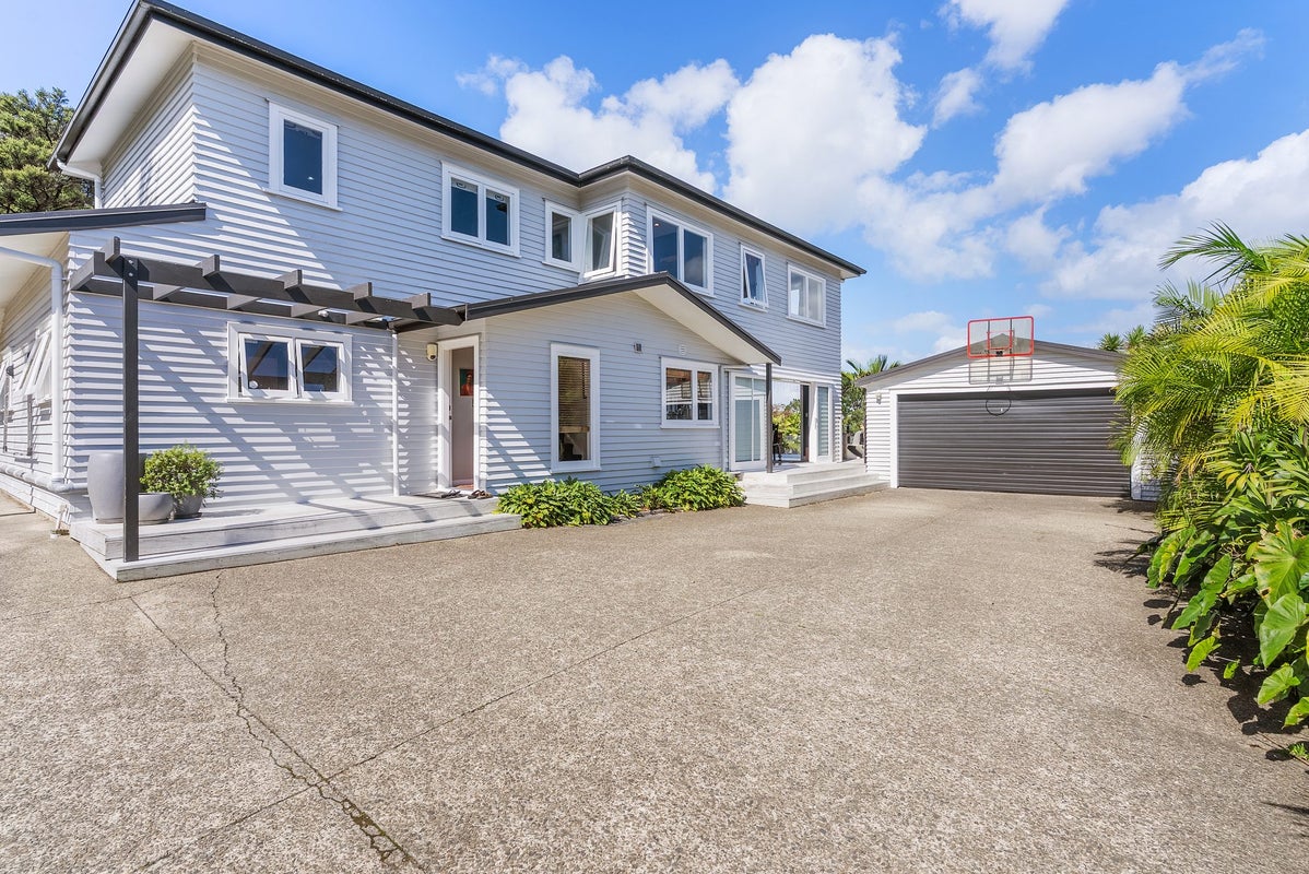 11 Chatham Avenue, Paremoremo, Auckland - Carousel 1