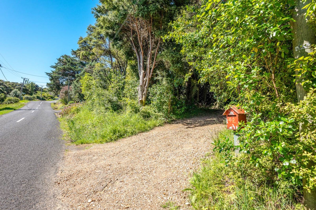 42 Bay Road, Ostend, Waiheke Island - Carousel 1