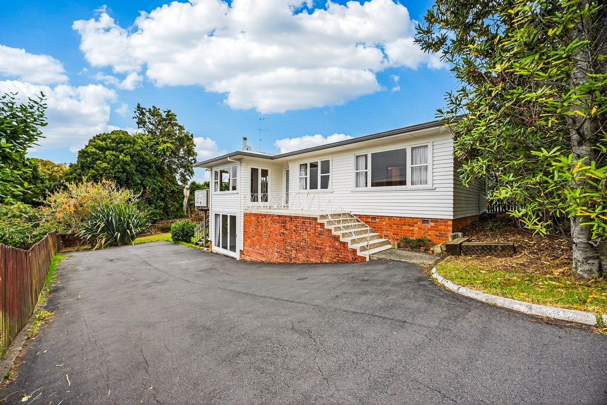 49 Tiroroa Avenue, Te Atatu South, Auckland - Carousel 1