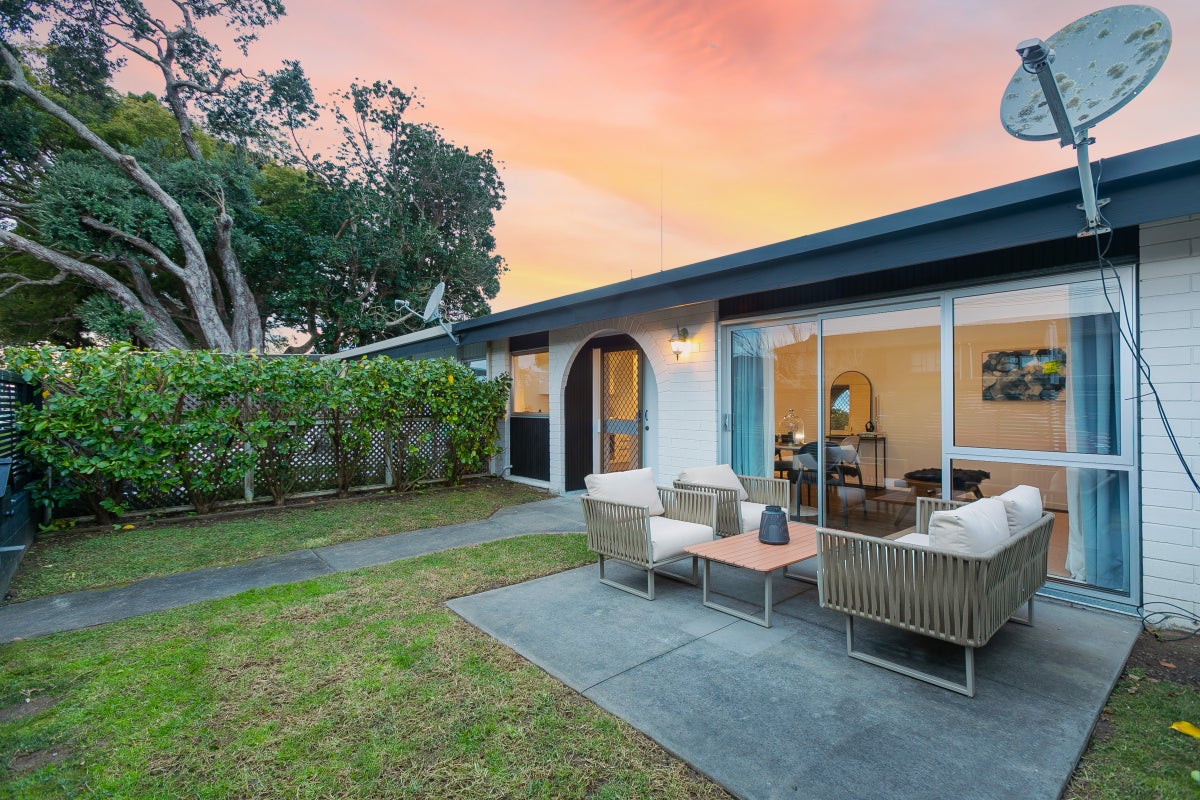 2/303 Point Chevalier Road, Point Chevalier, Auckland - Carousel 1
