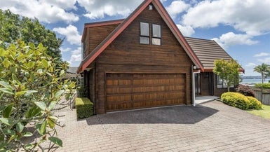 20 Bernleigh Terrace, West Harbour, Auckland - Carousel 1
