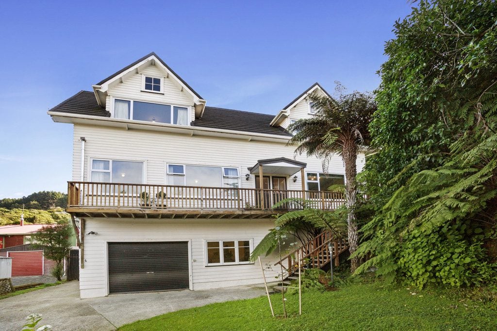 6 Thomas Hook Street, Tawa, Wellington - Carousel 1