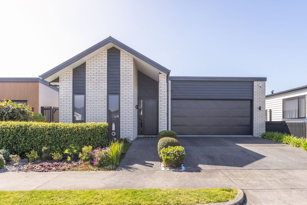 16 Probert Crescent, Chartwell, Hamilton - Carousel 1