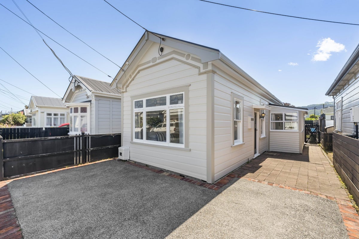11 Beach Street, Petone, Lower Hutt - Carousel 1