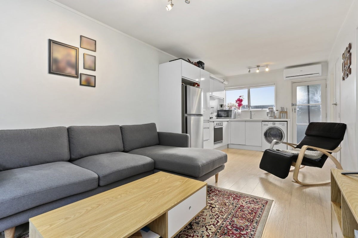2/11 Kingsway Avenue, Sandringham, Auckland - Carousel 2
