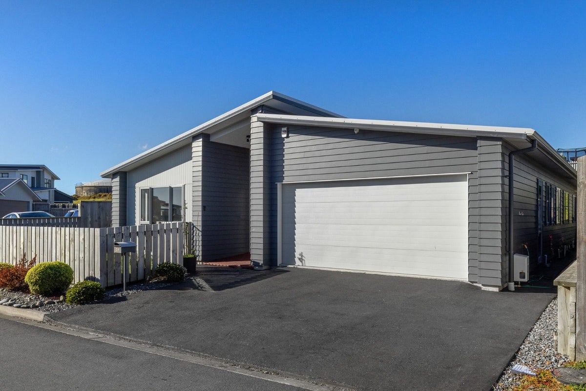 20 Rotorua Grove, Aotea, Porirua - Carousel 1