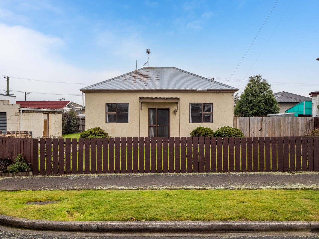 22 Queen Street, Brighton, Dunedin - Carousel 1