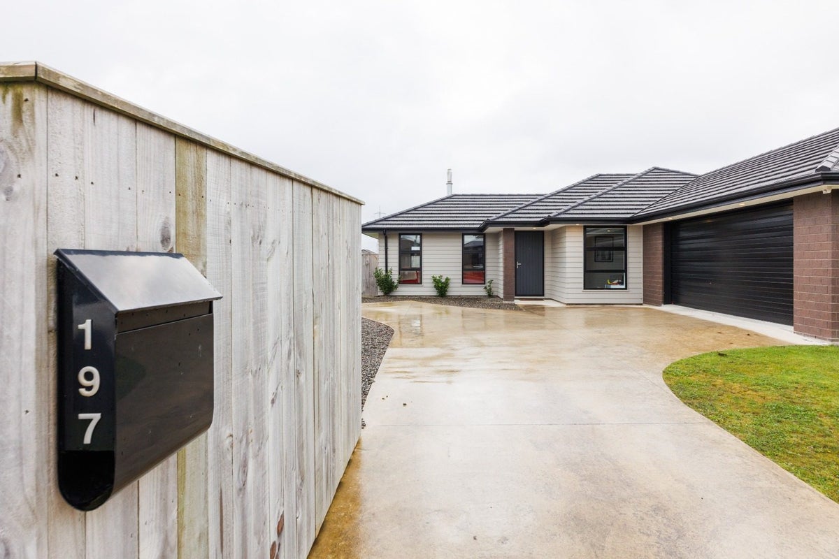 197 Pacific Drive, Fitzherbert, Palmerston North - Carousel 1