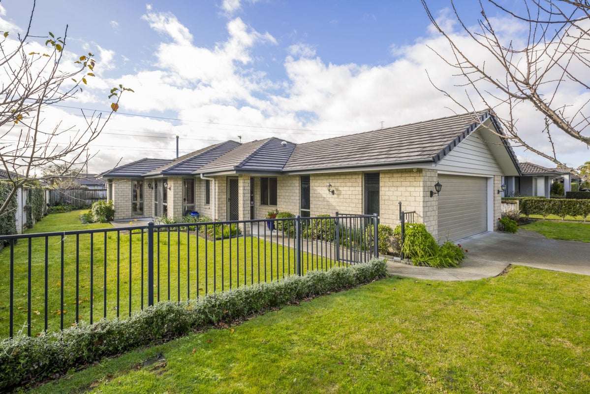 16 Silkwood Crescent, Karaka, Papakura - Carousel 1