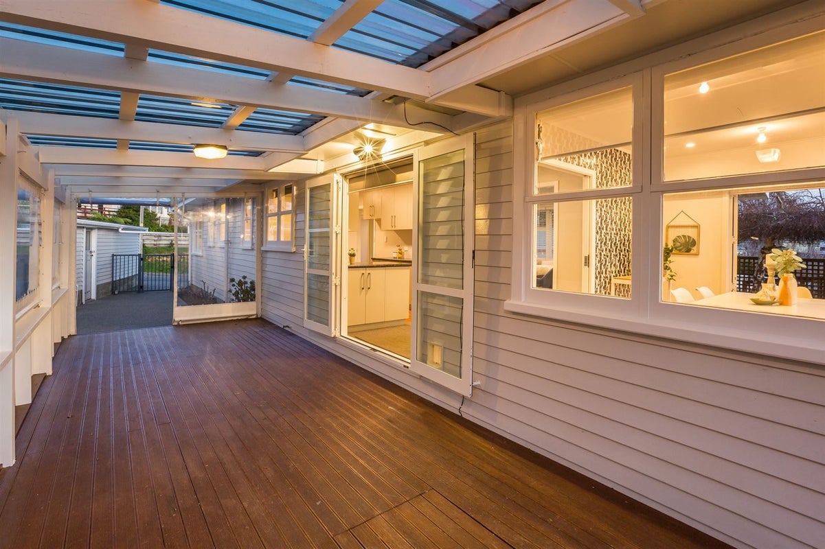 11 Cara Crescent, Paparangi, Wellington - Carousel 2